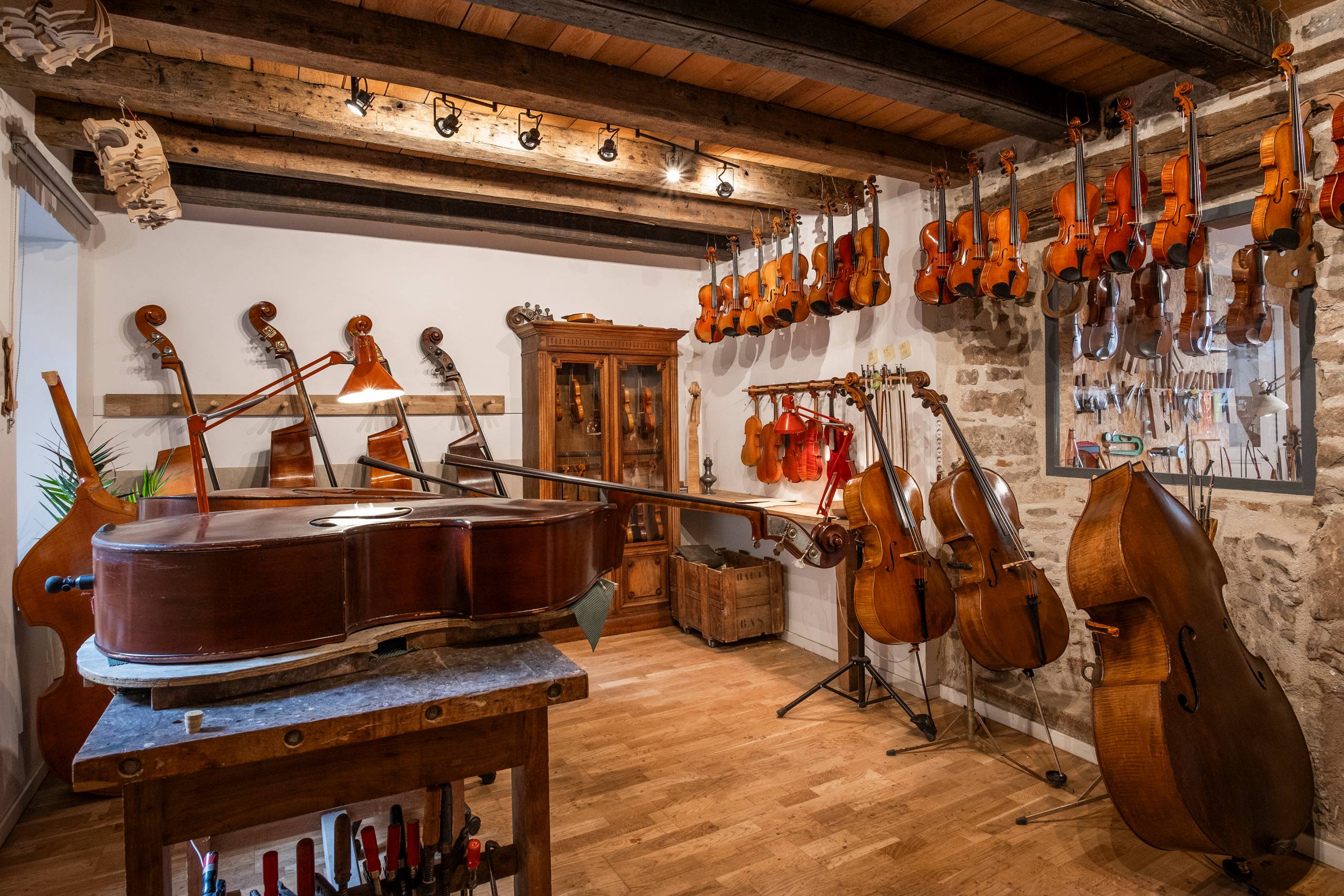 atelier lutherie, contrebasse, violoncelle, alto, violon, bois, cordes, instruments de musique; luthier; outils de lutherie; outils; Yves-Antoine Gachet; savoir faire; mirecourt; artisanat; france
