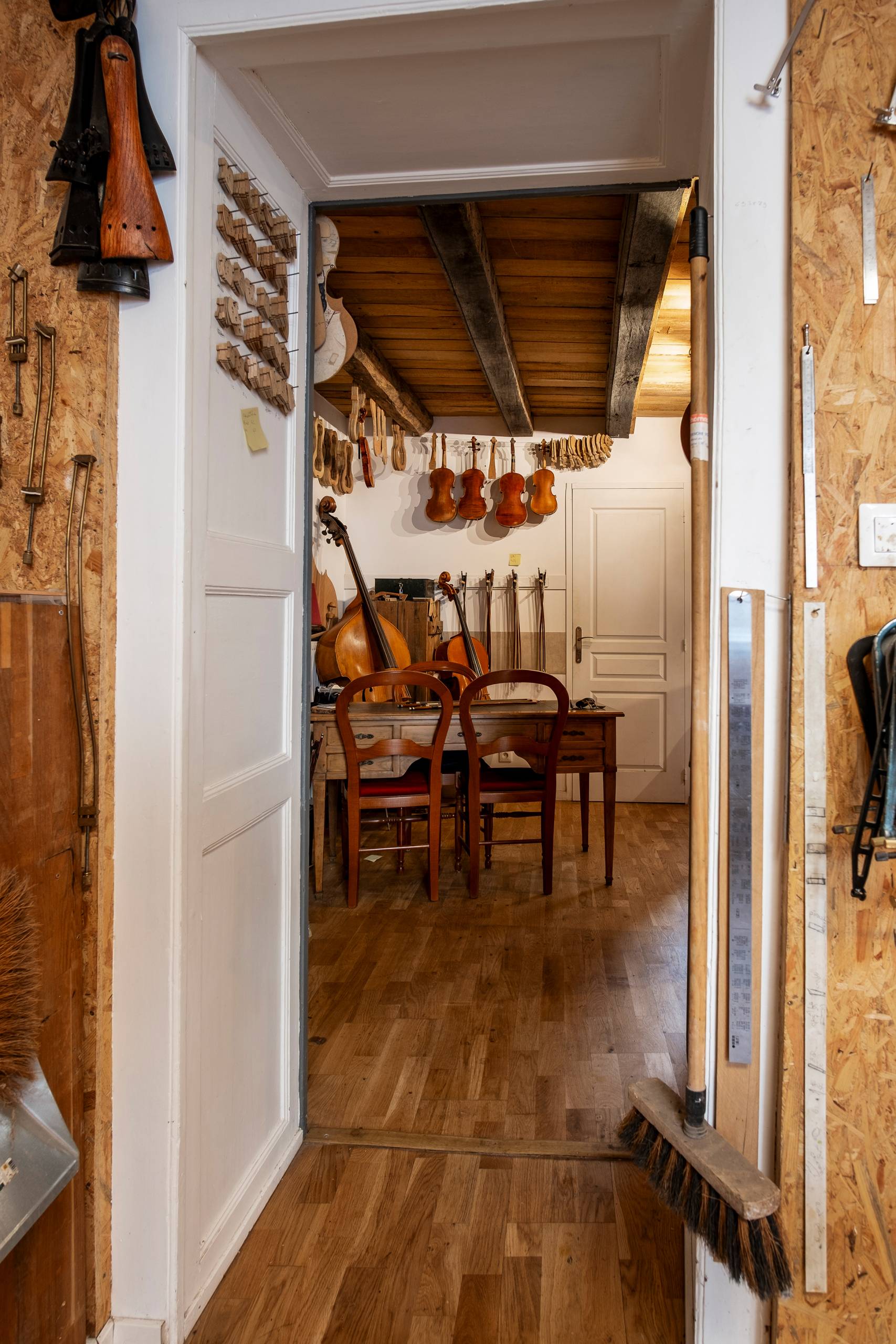 atelier lutherie, contrebasse, violoncelle, alto, violon, bois, cordes, instruments de musique; luthier; outils de lutherie; outils; Yves-Antoine Gachet; savoir faire; mirecourt; artisanat; france
