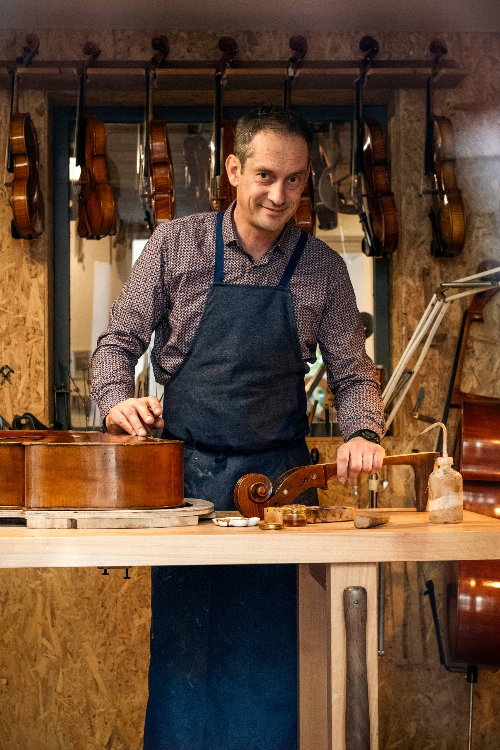 atelier lutherie, contrebasse, violoncelle, alto, violon, bois, cordes, instruments de musique; luthier; outils de lutherie; outils; Yves-Antoine Gachet; savoir faire; mirecourt; artisanat; france