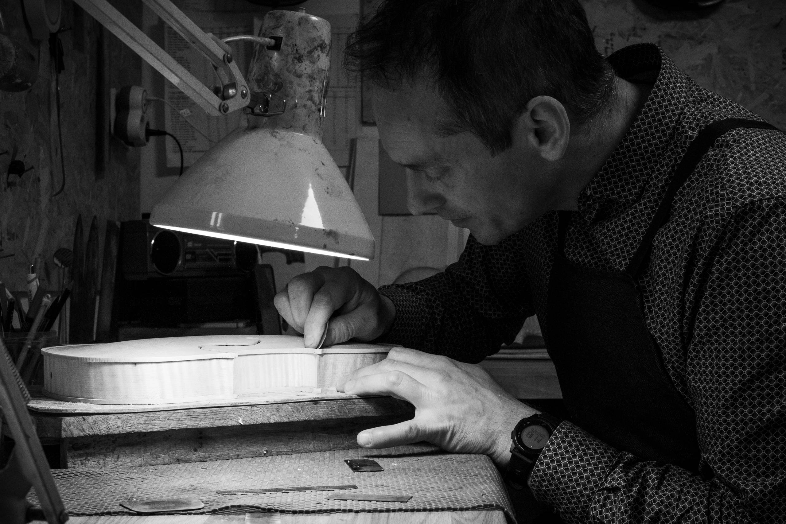 atelier lutherie, contrebasse, violoncelle, alto, violon, bois, cordes, instruments de musique; luthier; outils de lutherie; outils; Yves-Antoine Gachet; savoir faire; mirecourt; artisanat; france