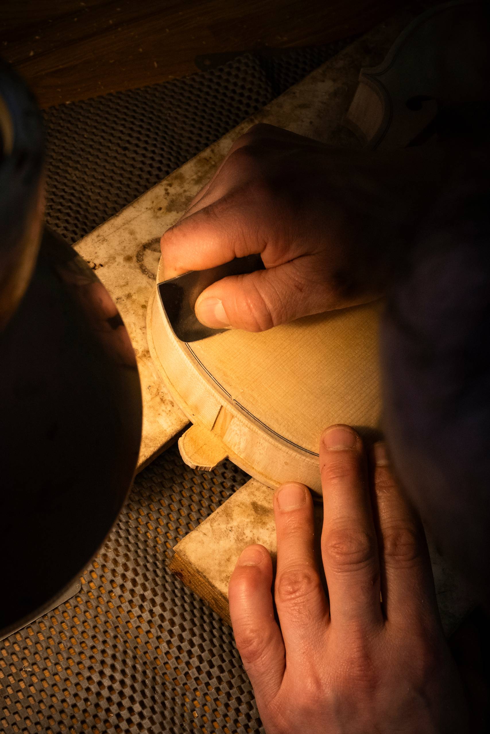 atelier lutherie, contrebasse, violoncelle, alto, violon, bois, cordes, instruments de musique; luthier; outils de lutherie; outils; Yves-Antoine Gachet; savoir faire; mirecourt; artisanat; france