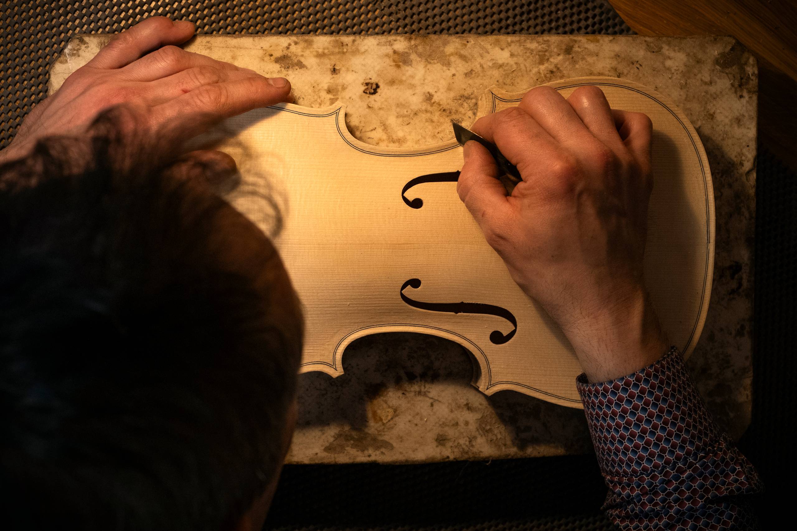 atelier lutherie, contrebasse, violoncelle, alto, violon, bois, cordes, instruments de musique; luthier; outils de lutherie; outils; Yves-Antoine Gachet; savoir faire; mirecourt; artisanat; france