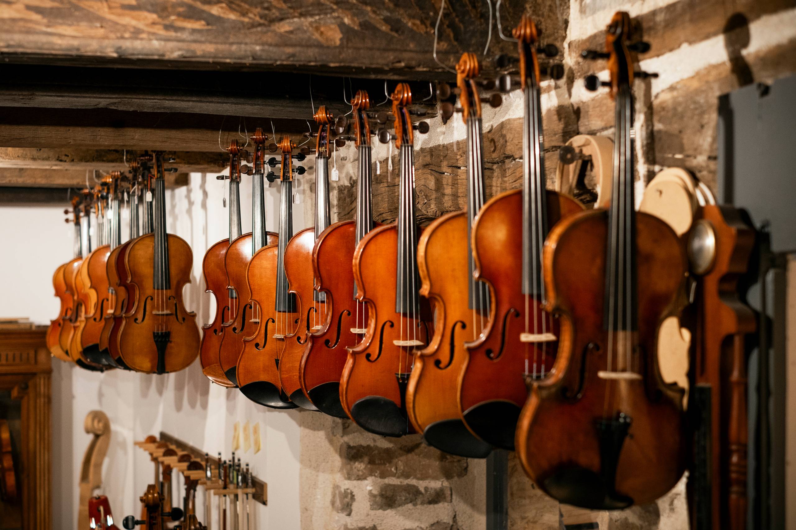 atelier lutherie, contrebasse, violoncelle, alto, violon, bois, cordes, instruments de musique; luthier; outils de lutherie; outils; Yves-Antoine Gachet; savoir faire; mirecourt; artisanat; france