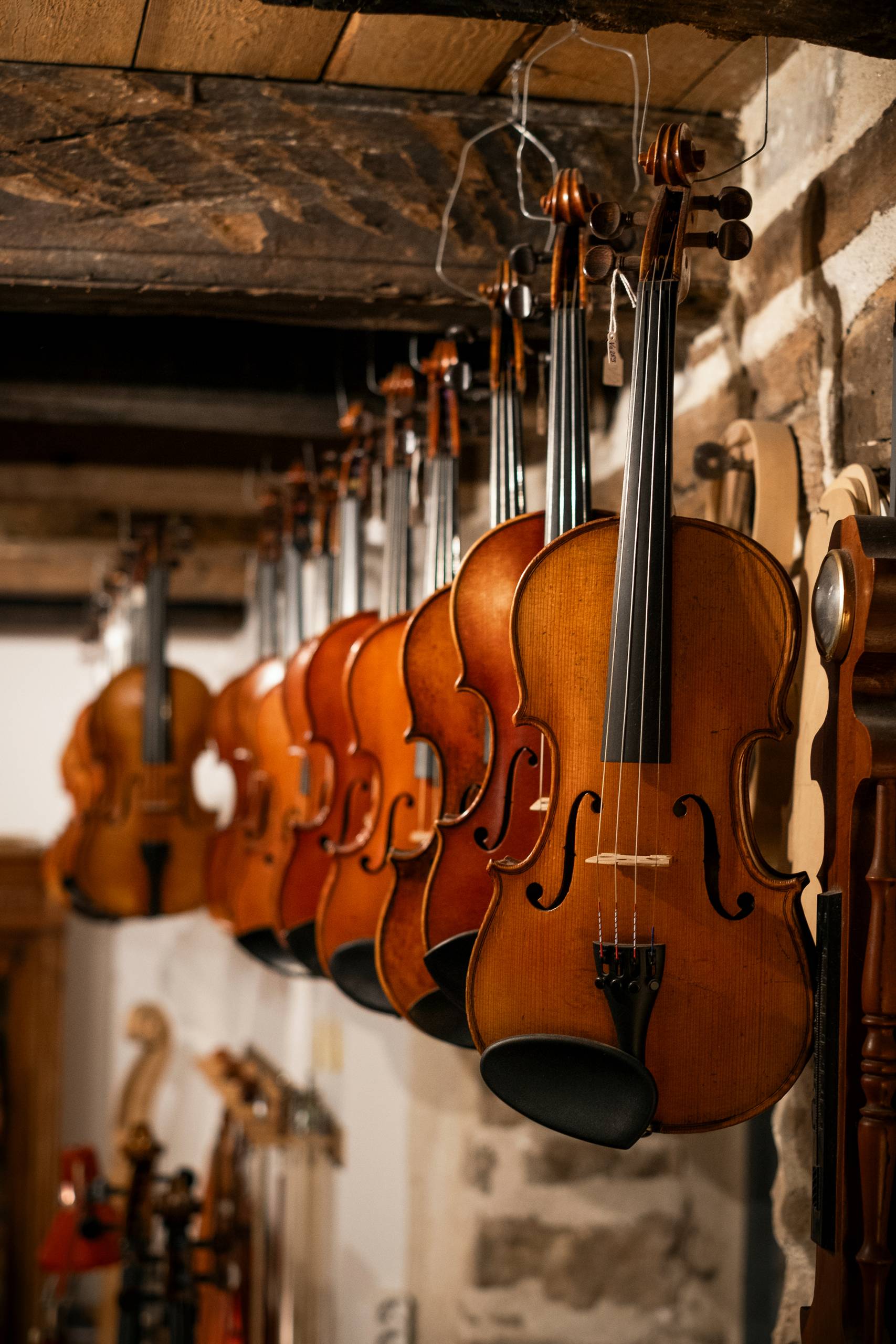 atelier lutherie, contrebasse, violoncelle, alto, violon, bois, cordes, instruments de musique; luthier; outils de lutherie; outils; Yves-Antoine Gachet; savoir faire; mirecourt; artisanat; france