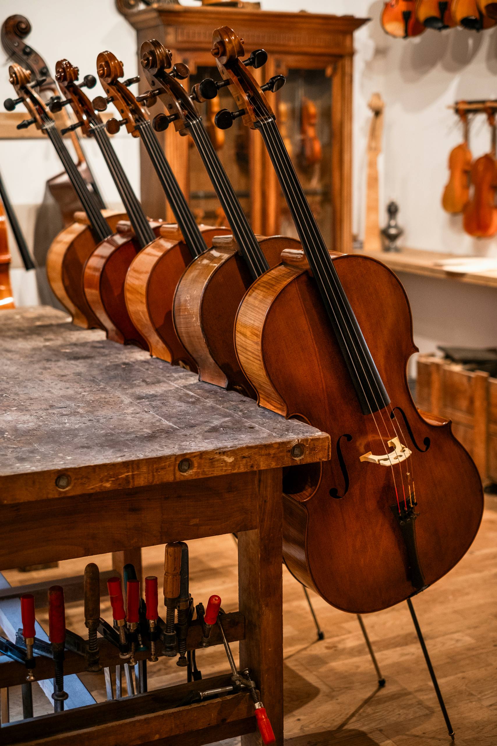 atelier lutherie, contrebasse, violoncelle, alto, violon, bois, cordes, instruments de musique; luthier; outils de lutherie; outils; Yves-Antoine Gachet; savoir faire; mirecourt; artisanat; france