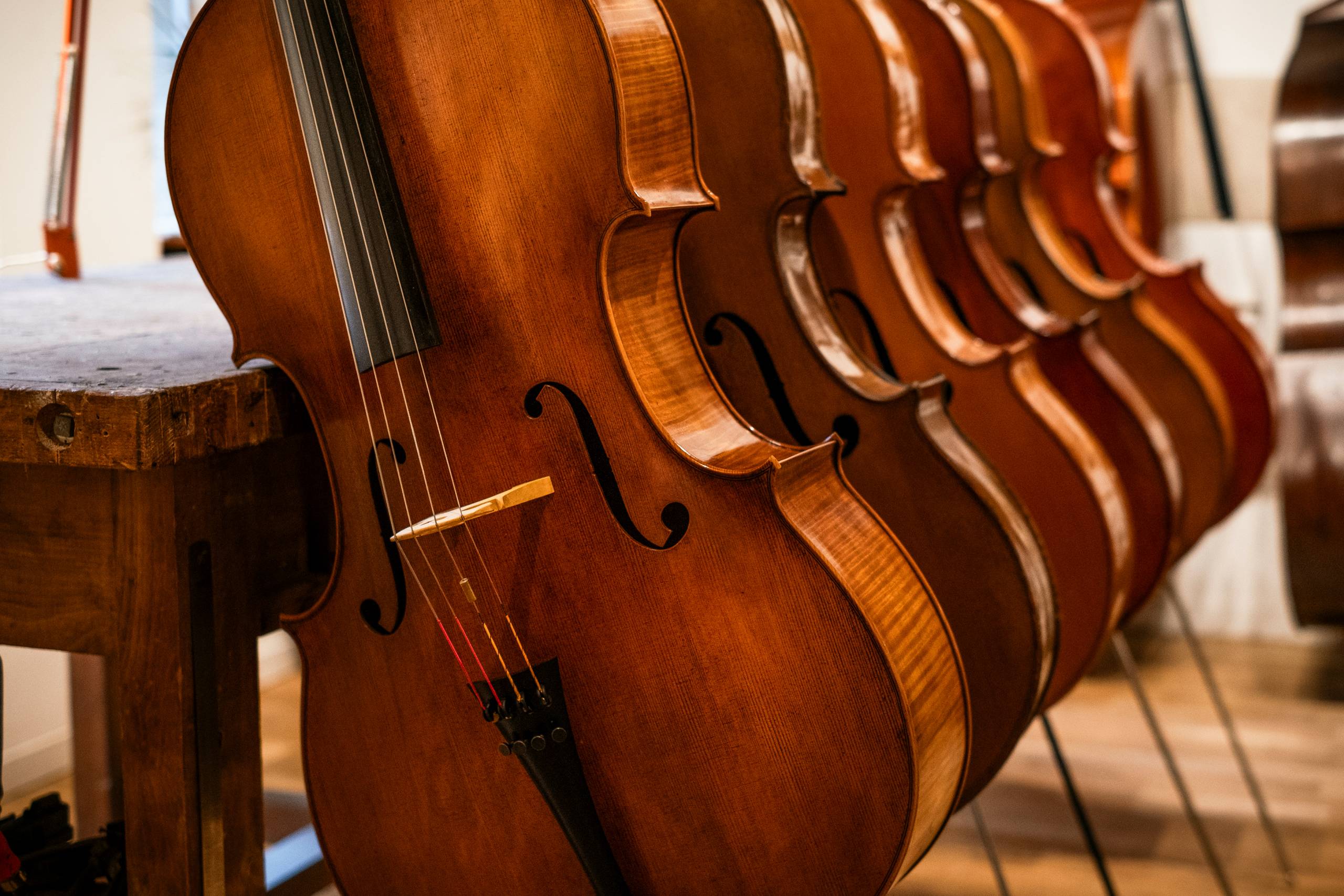 atelier lutherie, contrebasse, violoncelle, alto, violon, bois, cordes, instruments de musique; luthier; outils de lutherie; outils; Yves-Antoine Gachet; savoir faire; mirecourt; artisanat; france