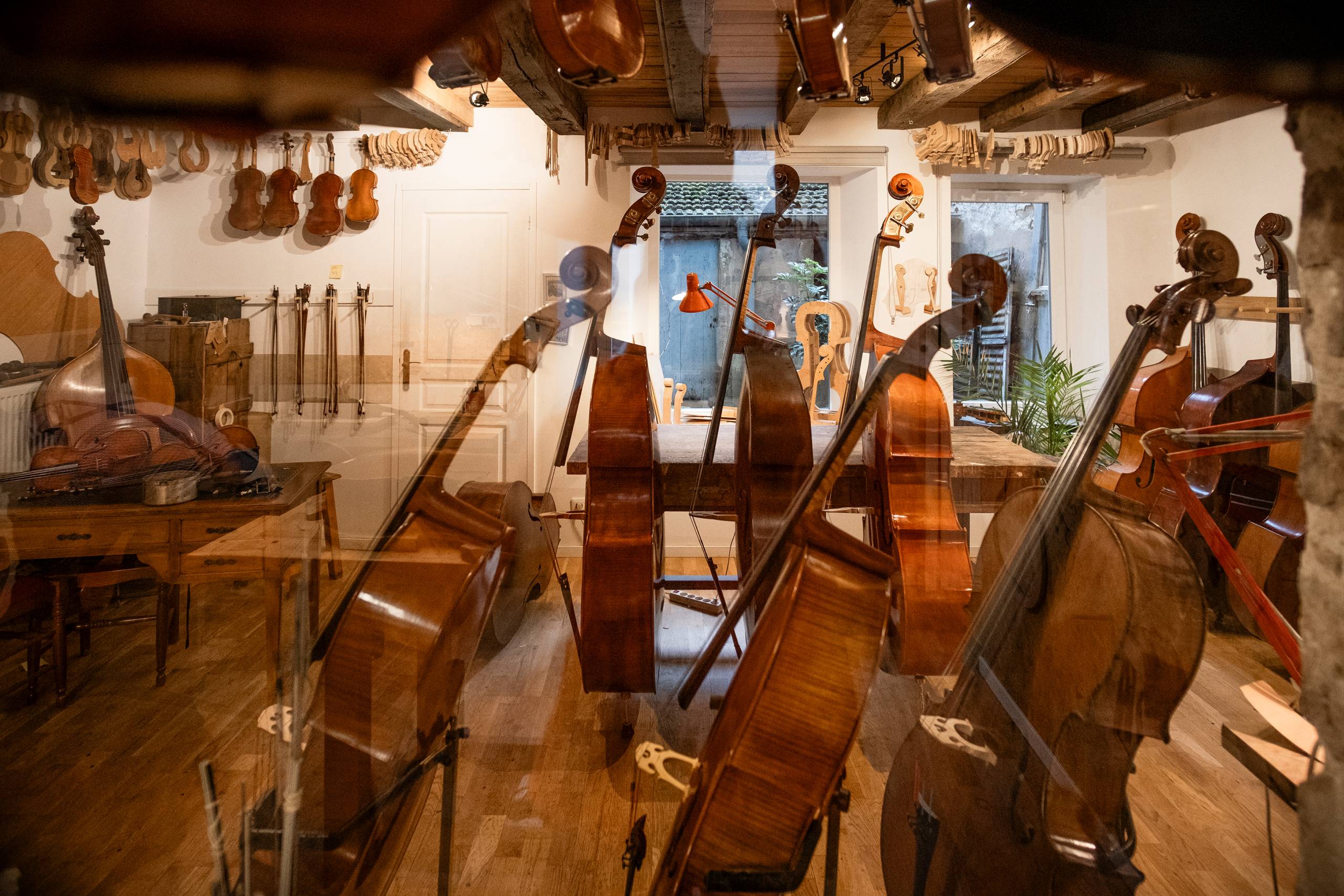 atelier lutherie, contrebasse, violoncelle, alto, violon, bois, cordes, instruments de musique; luthier; outils de lutherie; outils; Yves-Antoine Gachet; savoir faire; mirecourt; artisanat; france