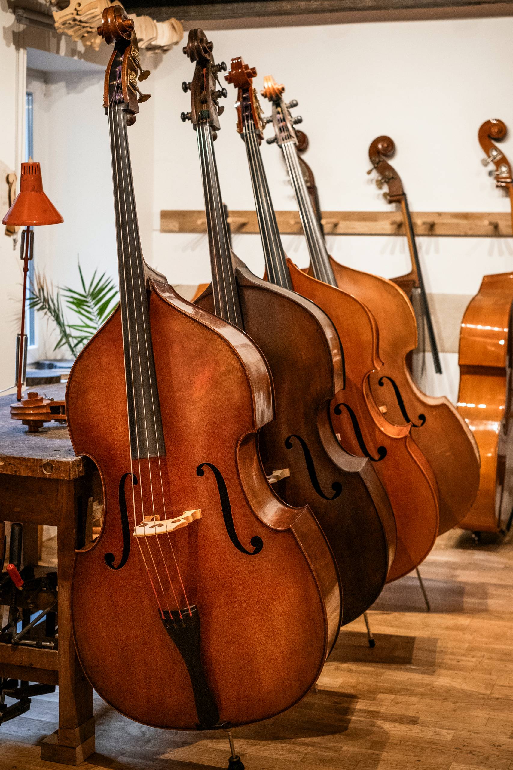 atelier lutherie, contrebasse, violoncelle, alto, violon, bois, cordes, instruments de musique; luthier; outils de lutherie; outils; Yves-Antoine Gachet; savoir faire; mirecourt; artisanat; france